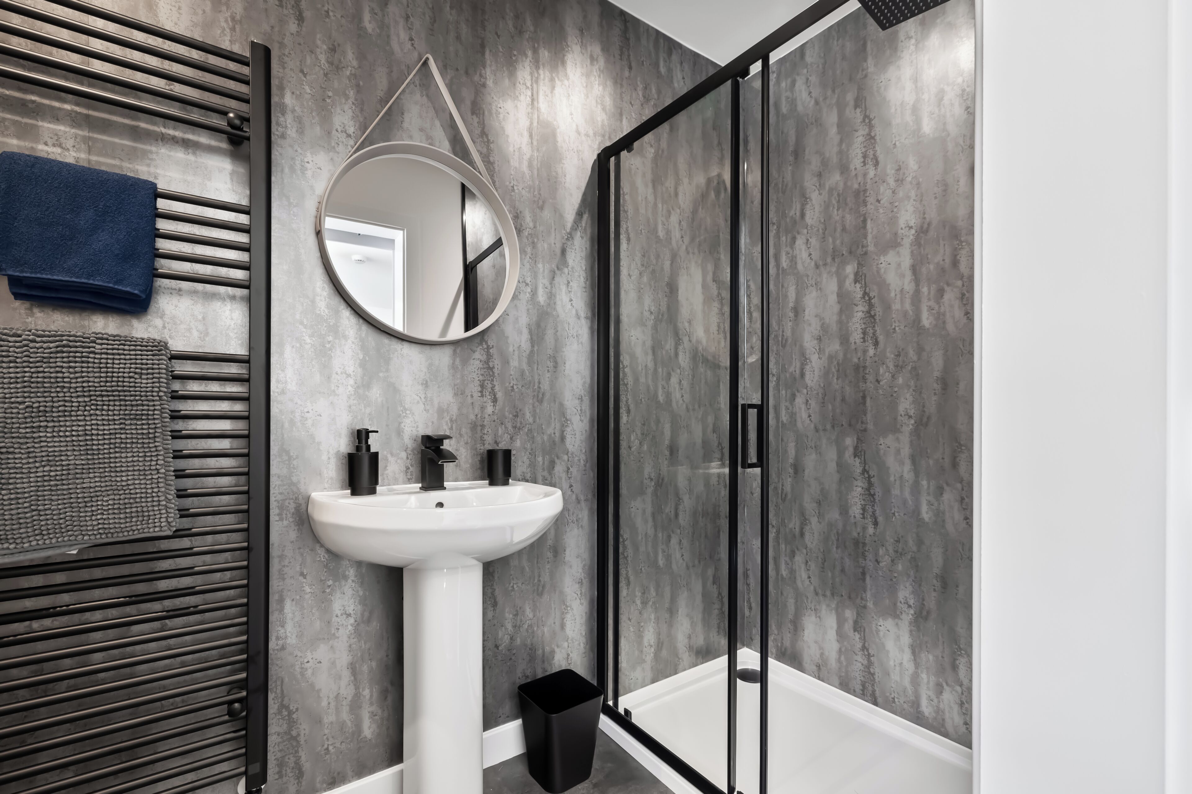 Regadera, secadora de cabello, toallas, papel de baño 