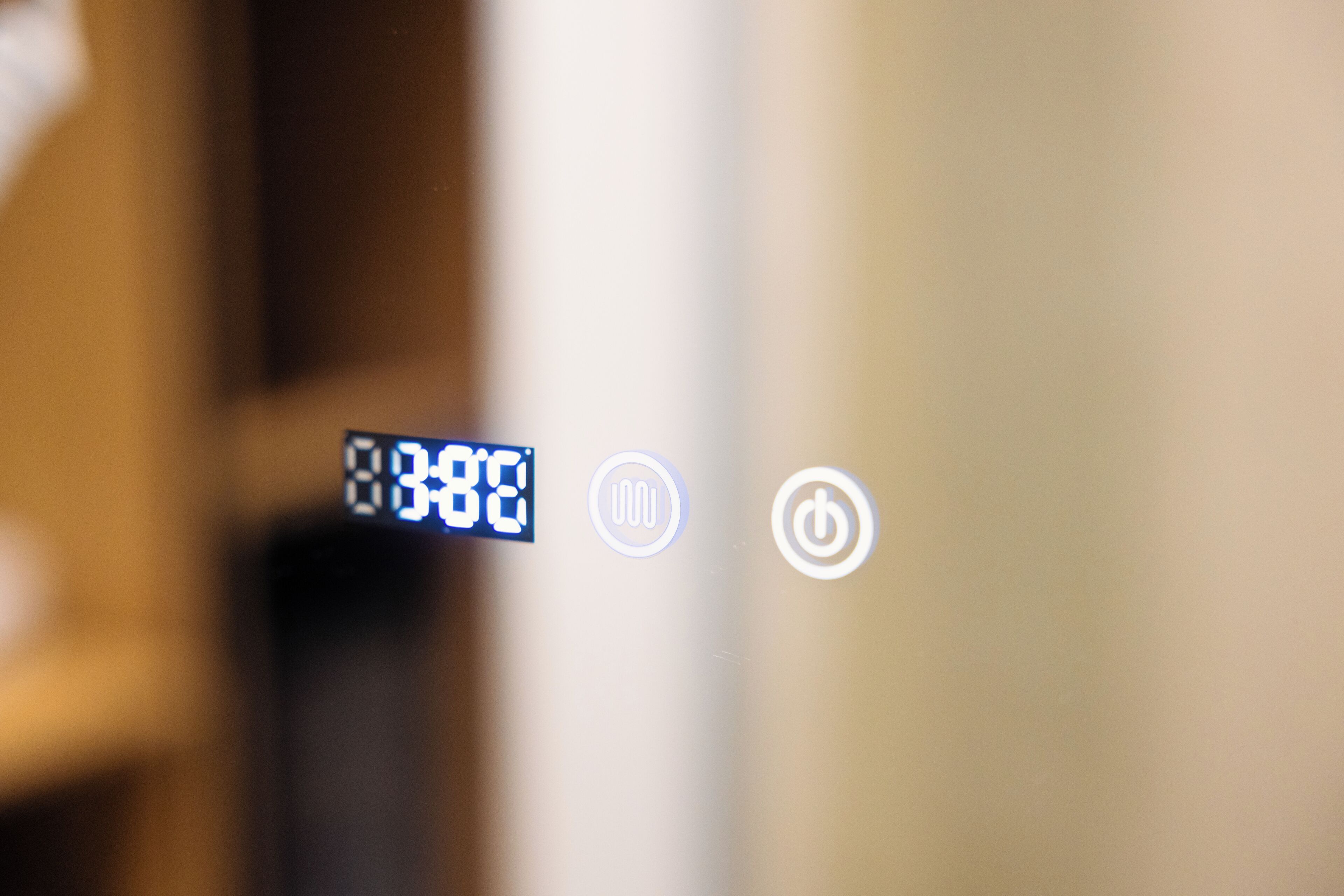 En digital display med ikoner, som eventuellt visar information om rummets funktioner eller hur man styr dem.