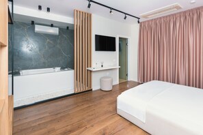 Superior Double Room | Desk, soundproofing, free WiFi, bed sheets - Hotel Relax City Center (Tirana)