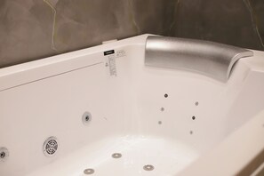 Habitación doble superior | Baño | Ducha, secador de pelo, zapatillas y toallas