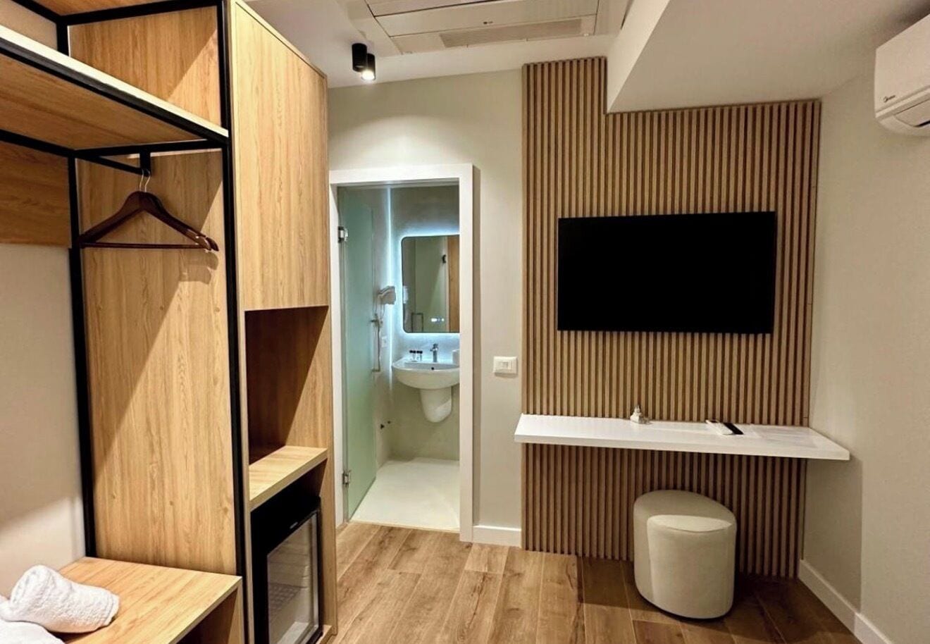 Escritorio, sistema de insonorización y wifi gratis 