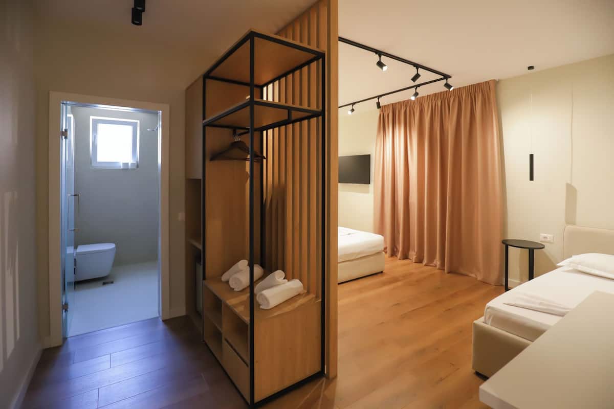 Tripla Comfort | Una scrivania, insonorizzazione, Wi-Fi gratuito