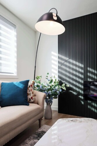 Chic 2B1B Lower Unit – Renovated w/ Designer Flair