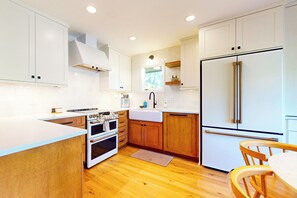 Refrigerador, microondas, horno y parrilla de estufa