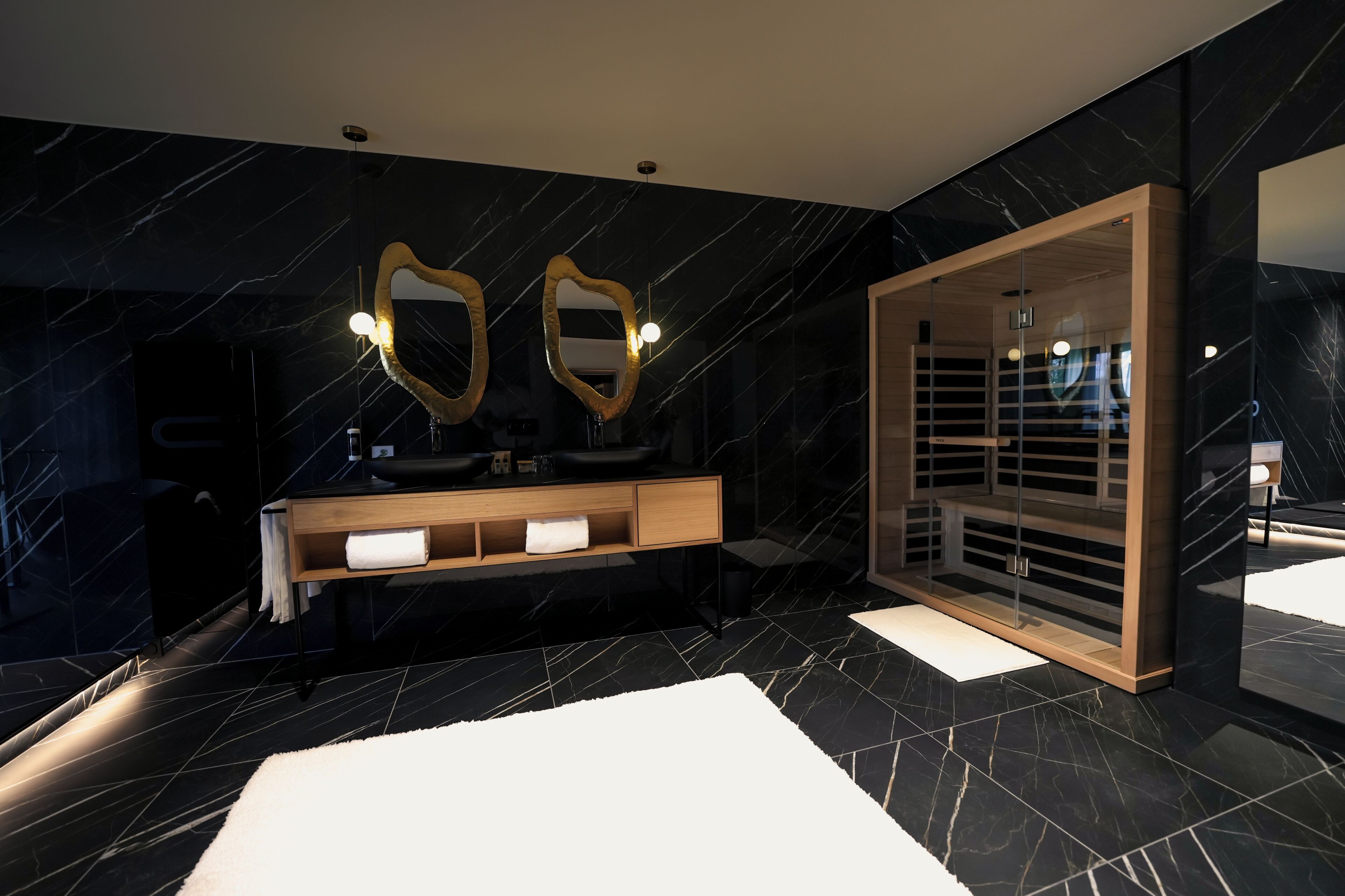Suite | Bathroom | Hair dryer, towels