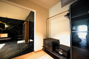 Suite | Caja fuerte, escritorio, cortinas opacas y sistema de insonorización