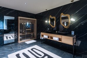 Suite | Bad | Hårføner og håndklær