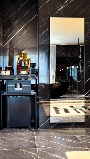 Suite | Safe på rommet, skrivebord, blendingsgardiner og lydisolert