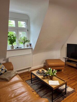 Smart TV, books, stereo