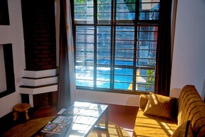 Living area - Unique Homestays A - 2 bedrooms with swimming pool and Free Wi-Fi (Arusha)