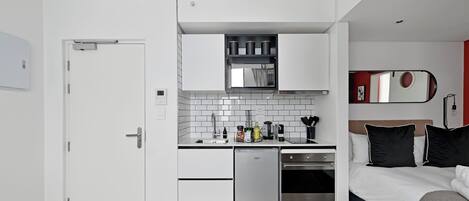 1 bedroom, desk, WiFi, bed sheets