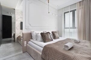 Superior Apartment | Hypo-allergenic bedding, individually decorated, individually furnished