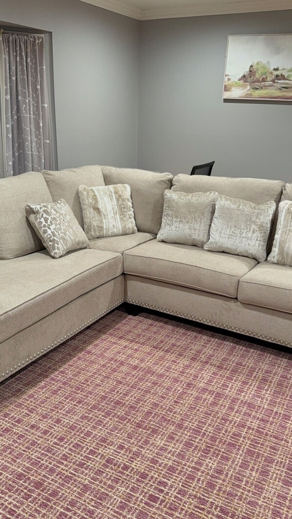 Living area - Fabulous 2-bedroom apartment non smoking  with huge yard and work station.deck, (North Brunswick Township)