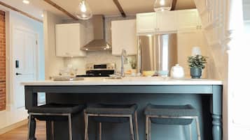 Geladeira, micro-ondas, fogão, cooktop