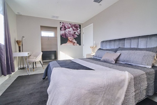 1 bedroom, desk, iron/ironing board, WiFi - Walk to the beach, pet friendly, close to downtown (St. Augustine)