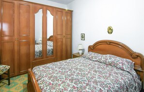 2 bedrooms, iron/ironing board, free WiFi