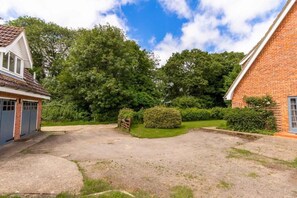 Property grounds - Host & Stay | Alderfen View (Norwich)