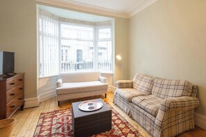 TV, bøker og kontorer