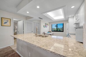 Fridge, microwave, oven, stovetop - Perfect Beach Vacation -Sanibel Island's Loggerhead Cay 193 (Sanibel)