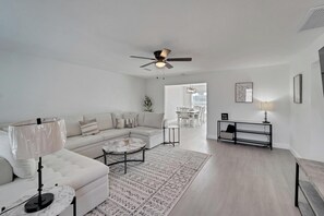 Smart TV, table tennis, books - Waterfront Paradise - Modern - Pool & Grill (Tampa)