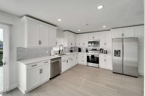 Fridge, microwave, oven, stovetop - Waterfront Paradise - Modern - Pool & Grill (Tampa)