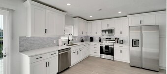 Waterfront Paradise - Modern - Pool & Grill