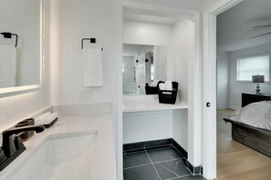 5 bedrooms, iron/ironing board, free WiFi, bed sheets - Waterfront Paradise - Modern - Pool & Grill (Tampa)