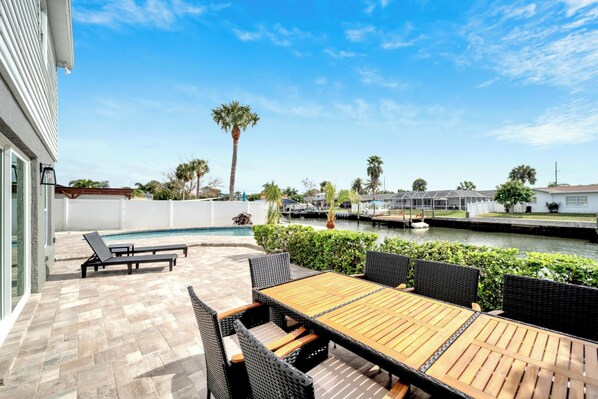 Outdoor dining - Waterfront Paradise - Modern - Pool & Grill (Tampa)