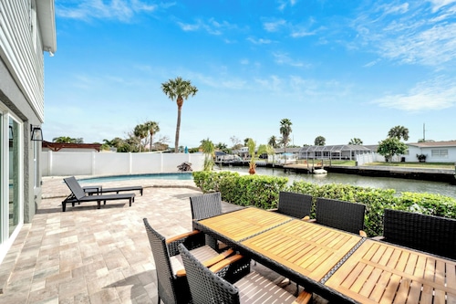 Waterfront Paradise - Modern - Pool & Grill