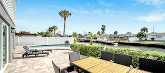 Waterfront Paradise - Modern - Pool & Grill