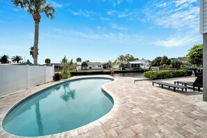 Outdoor pool - Waterfront Paradise - Modern - Pool & Grill (Tampa)