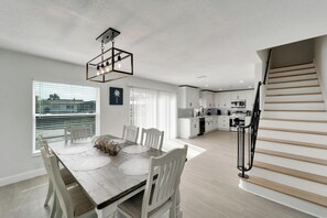 Dining - Waterfront Paradise - Modern - Pool & Grill (Tampa)