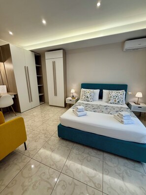 Down duvets, memory-foam beds, minibar, individually decorated - Casa Anatrella Comfort House (Naples)