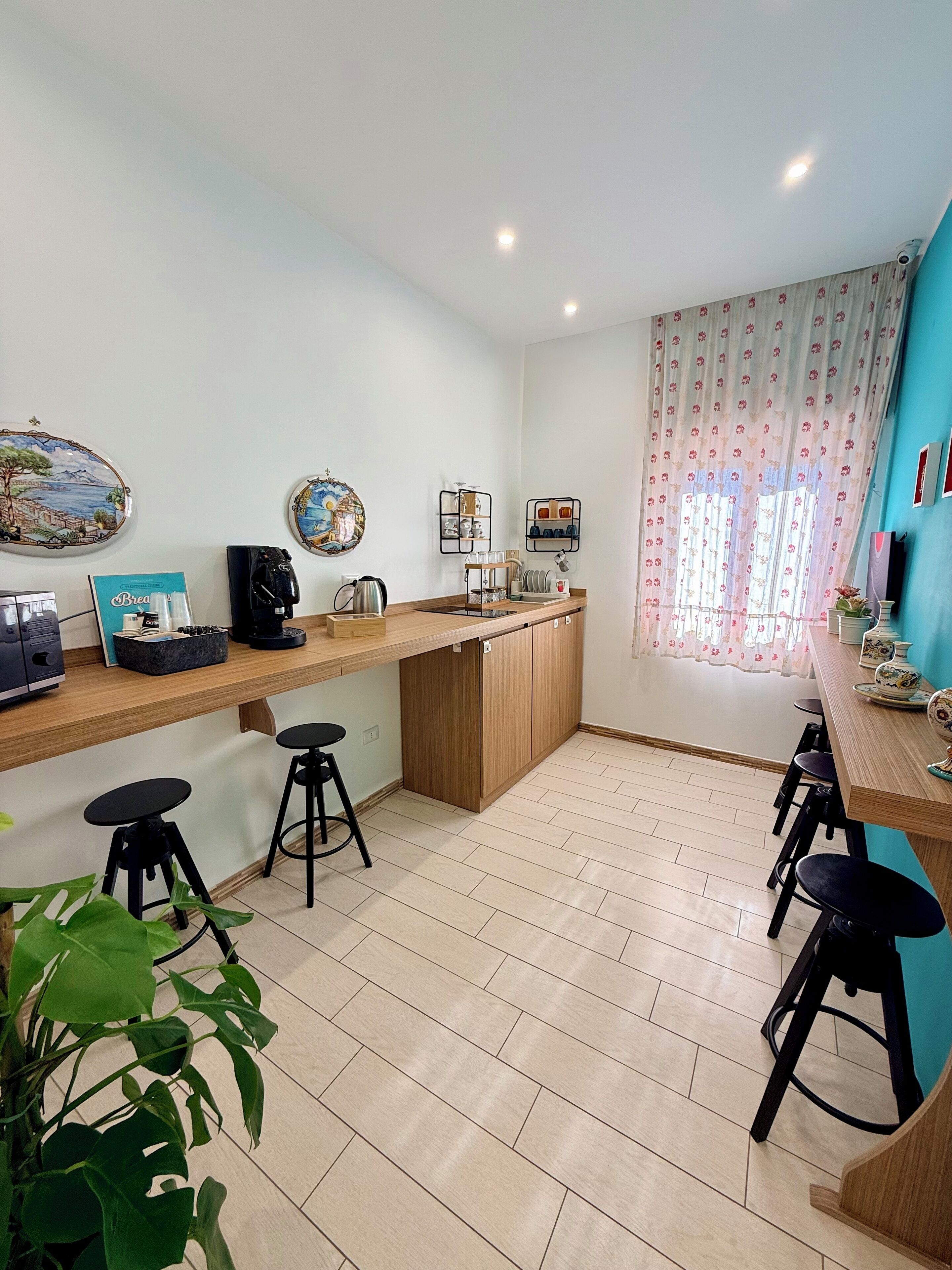 Kühlschrank, Espressomaschine, Wasserkocher mit Kaffee-/Teezubehör