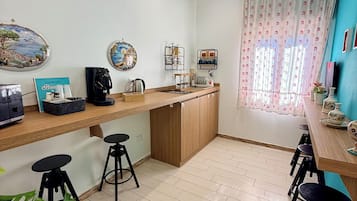 KĂŒhlschrank, Espressomaschine, Wasserkocher mit Kaffee-/Teezubehör