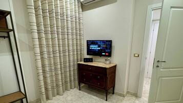 Familie tweepersoonskamer, uitzicht op de stad | Donsdekens, bedden met traagschuimmatrassen, een minibar