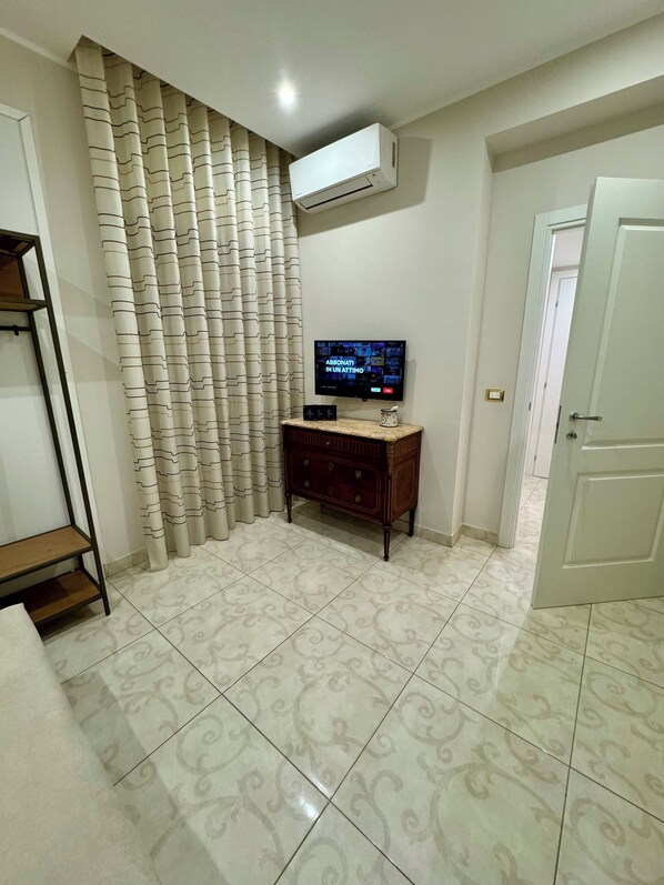 Familien-Doppelzimmer, Stadtblick | Daunenbettdecken, Betten mit Memory-Foam-Matratzen, Minibar