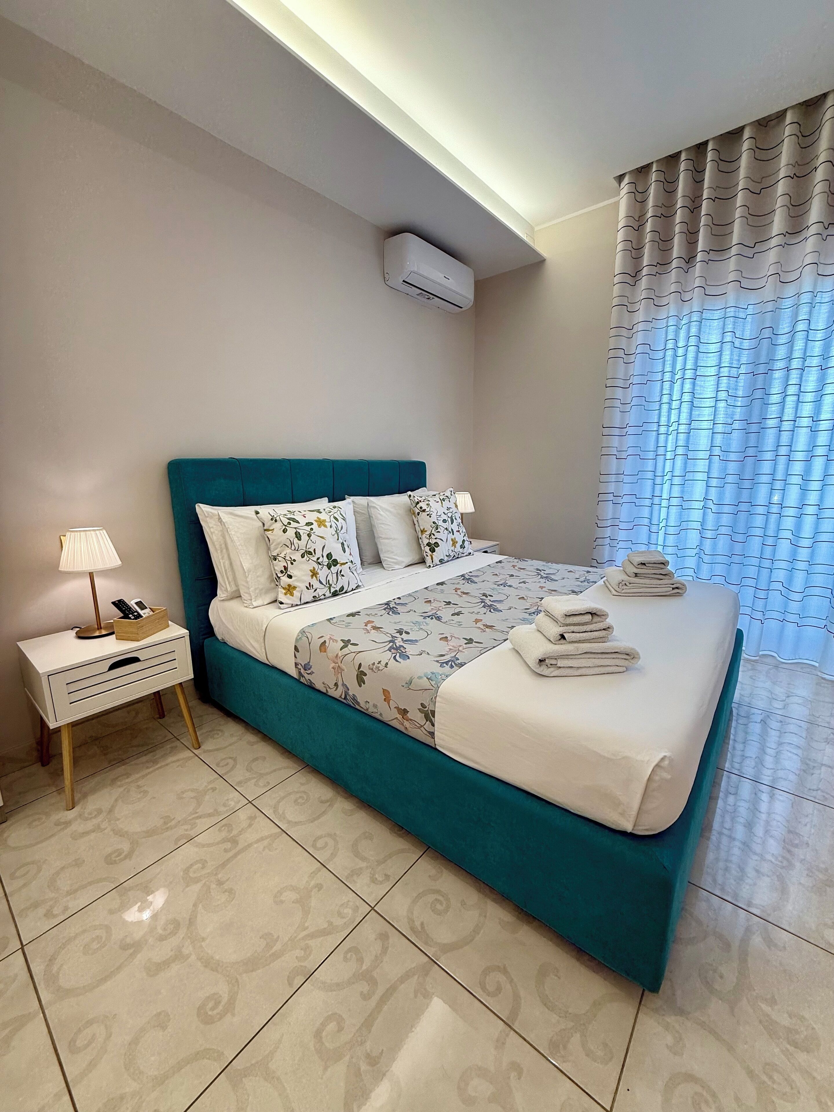 Dobbeltrom – comfort, byutsikt | Dundyner, memory foam-senger, minibar og individuelt dekorert