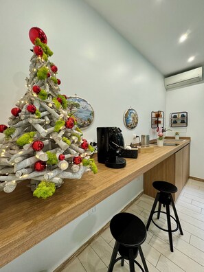 Kühlschrank, Espressomaschine, Wasserkocher mit Kaffee-/Teezubehör