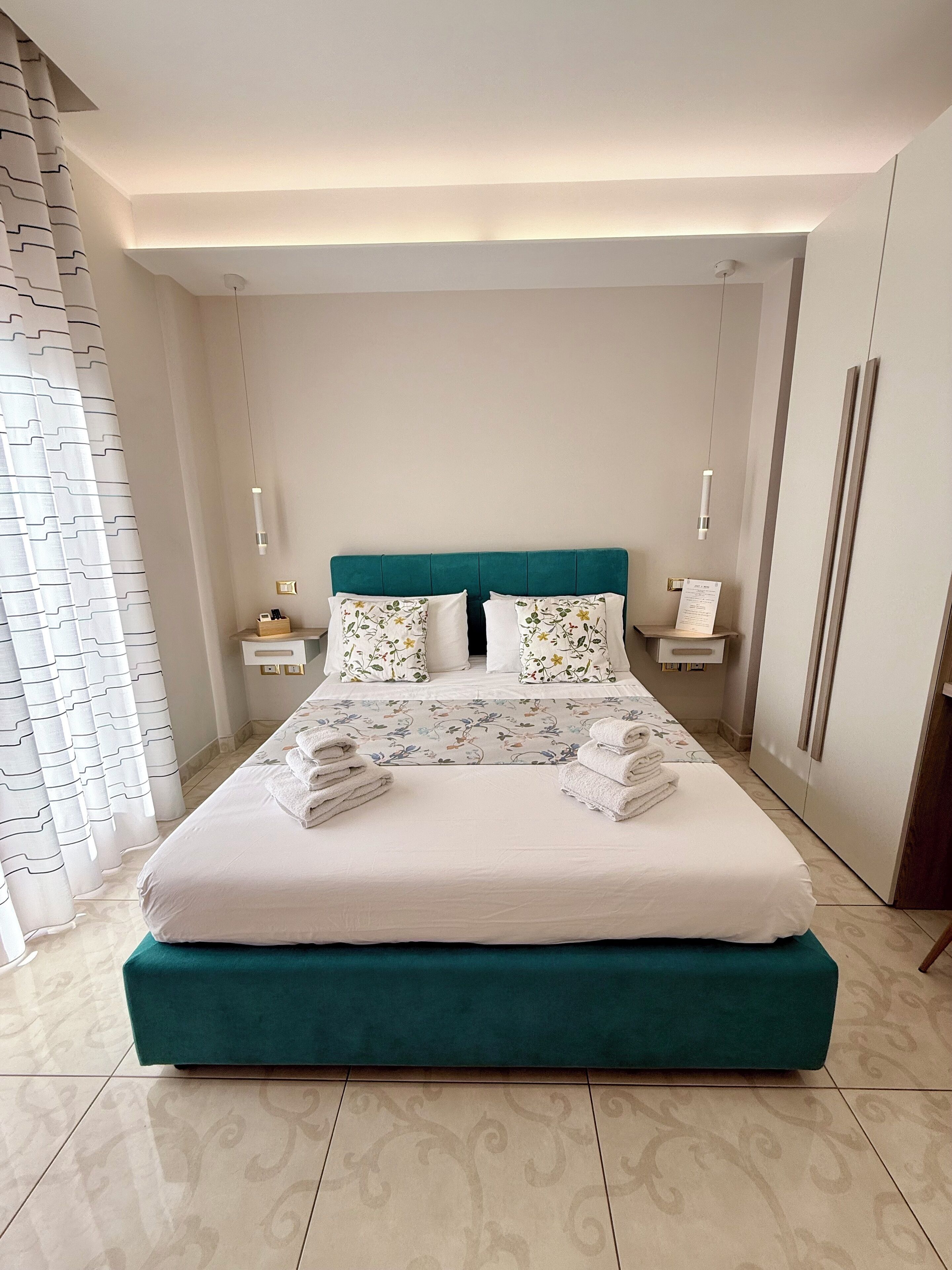 Familien-Doppelzimmer, Stadtblick | Daunenbettdecken, Betten mit Memory-Foam-Matratzen, Minibar