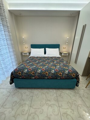 Habitació doble familiar, vistes a la ciutat | Minibar, cortines opaques, habitacions insonoritzades i wifi gratuïta