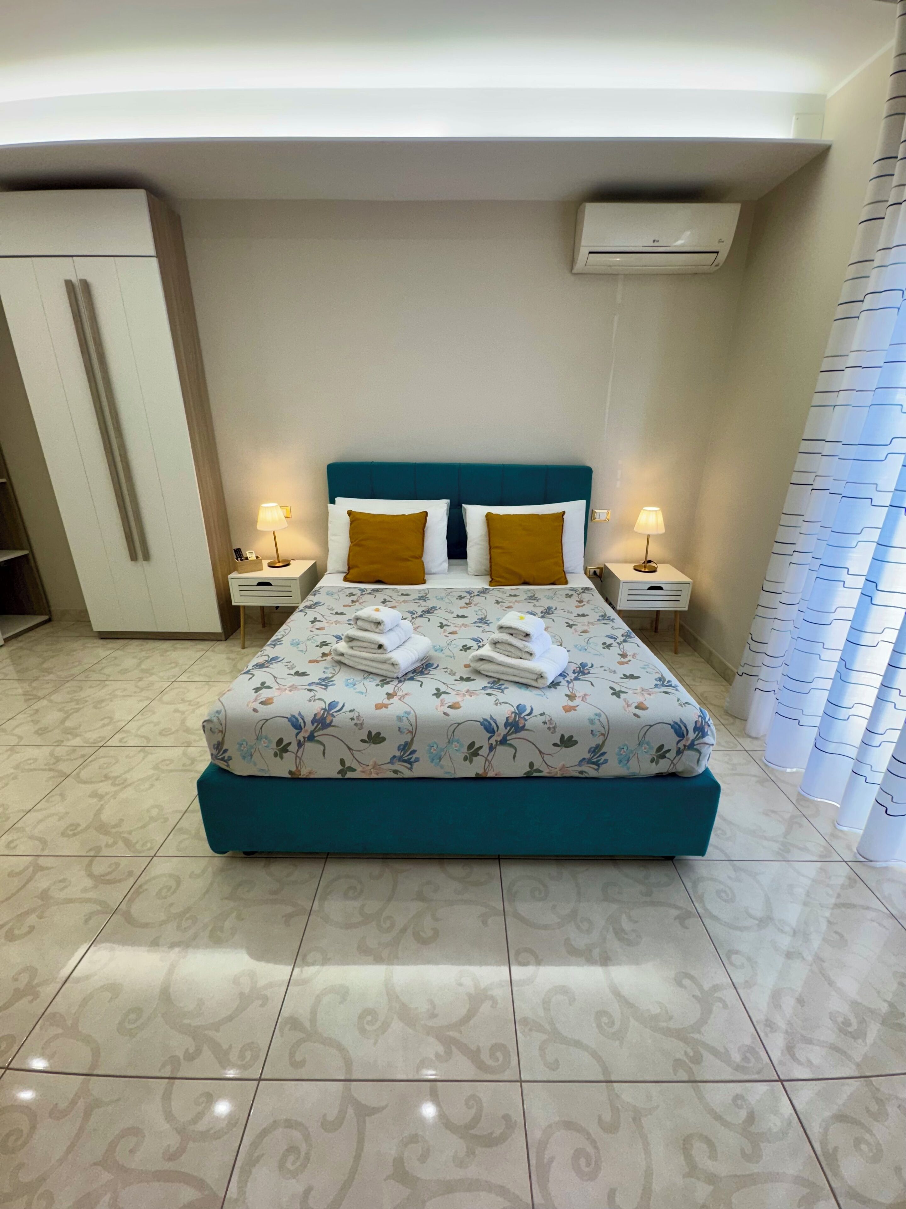 Kahden hengen comfort-huone, kaupunkinäköala | Untuvapeitot, memory foam -patjalliset sängyt, minibaari