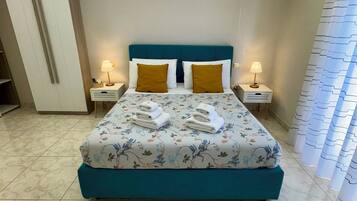 Habitació doble Comfort, vistes a la ciutat | Cobrellits, matalassos d'escuma viscoelàstica i minibar