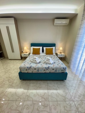 Habitació doble Comfort, vistes a la ciutat | Cobrellits, matalassos d'escuma viscoelàstica i minibar 