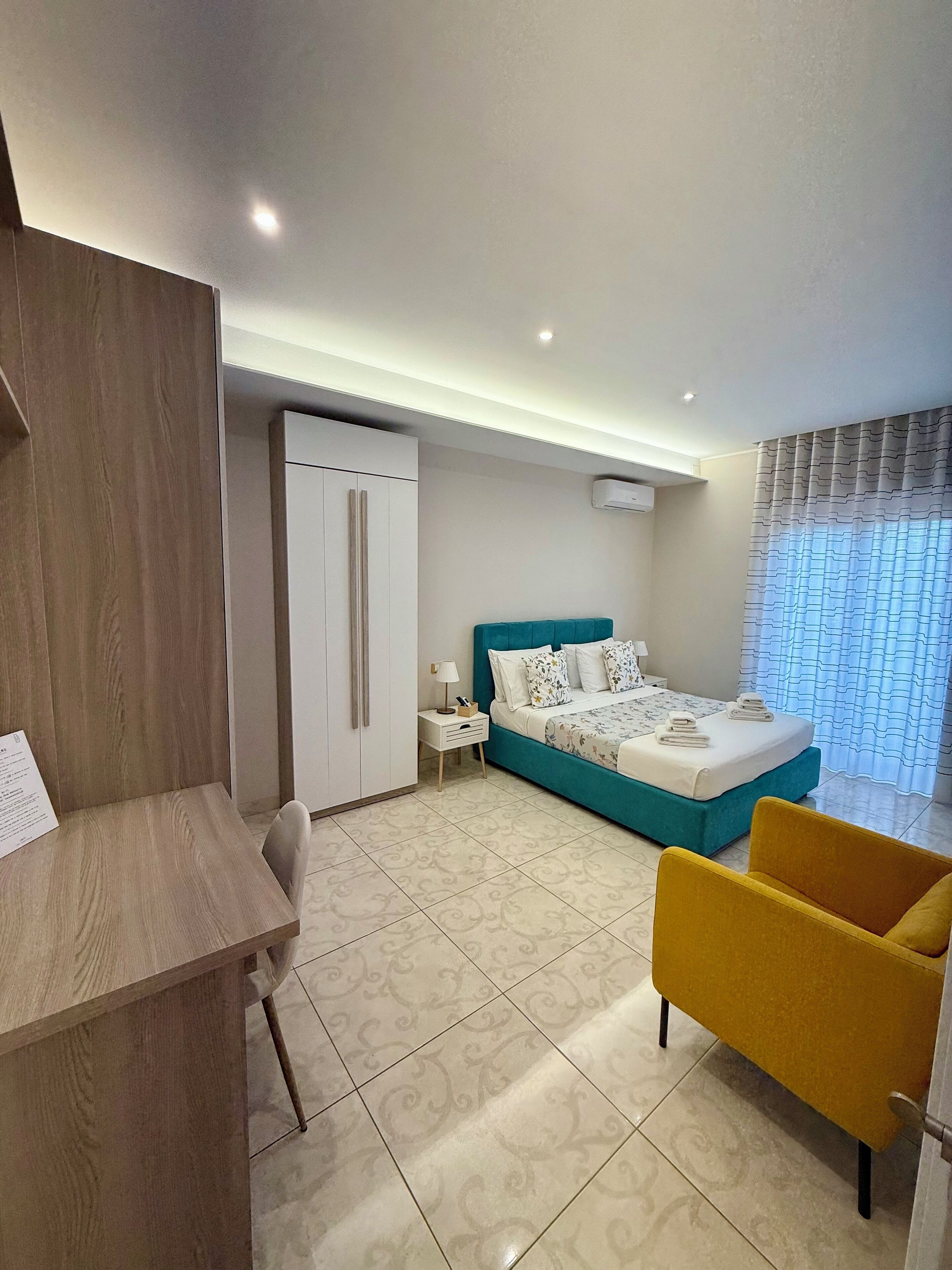 Habitación doble Confort, vista a la ciudad | Edredón, camas con efecto memoria, minibar y decoración personalizada 