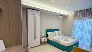 Habitación doble Confort, vista a la ciudad | Edredón, camas con efecto memoria, minibar y decoración personalizada