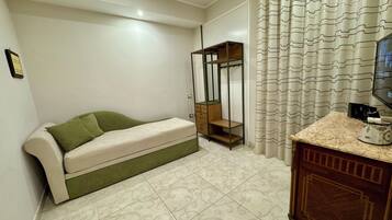 Habitació doble familiar, vistes a la ciutat | Cobrellits, matalassos d'escuma viscoelàstica i minibar