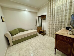 Familie tweepersoonskamer, uitzicht op de stad | Donsdekens, bedden met traagschuimmatrassen, een minibar