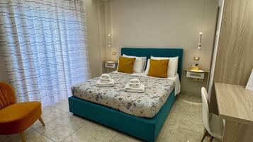 Familien-Doppelzimmer, Stadtblick | Daunenbettdecken, Betten mit Memory-Foam-Matratzen, Minibar