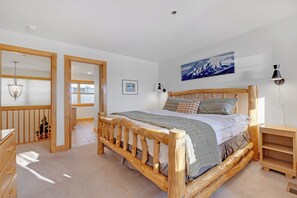 2 bedrooms, WiFi, bed sheets - Mountain-View Getaway in Downtown Dillon – Steps from Marina and Outdoor Adventu (Dillon)